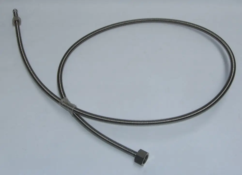 Edelstahl-Wellrohr mit zwei Anschlussenden, für Daikin-Anwendungen geeignet. Flexibel und geformt für den Transport von Fluiden in Heizsystemen.